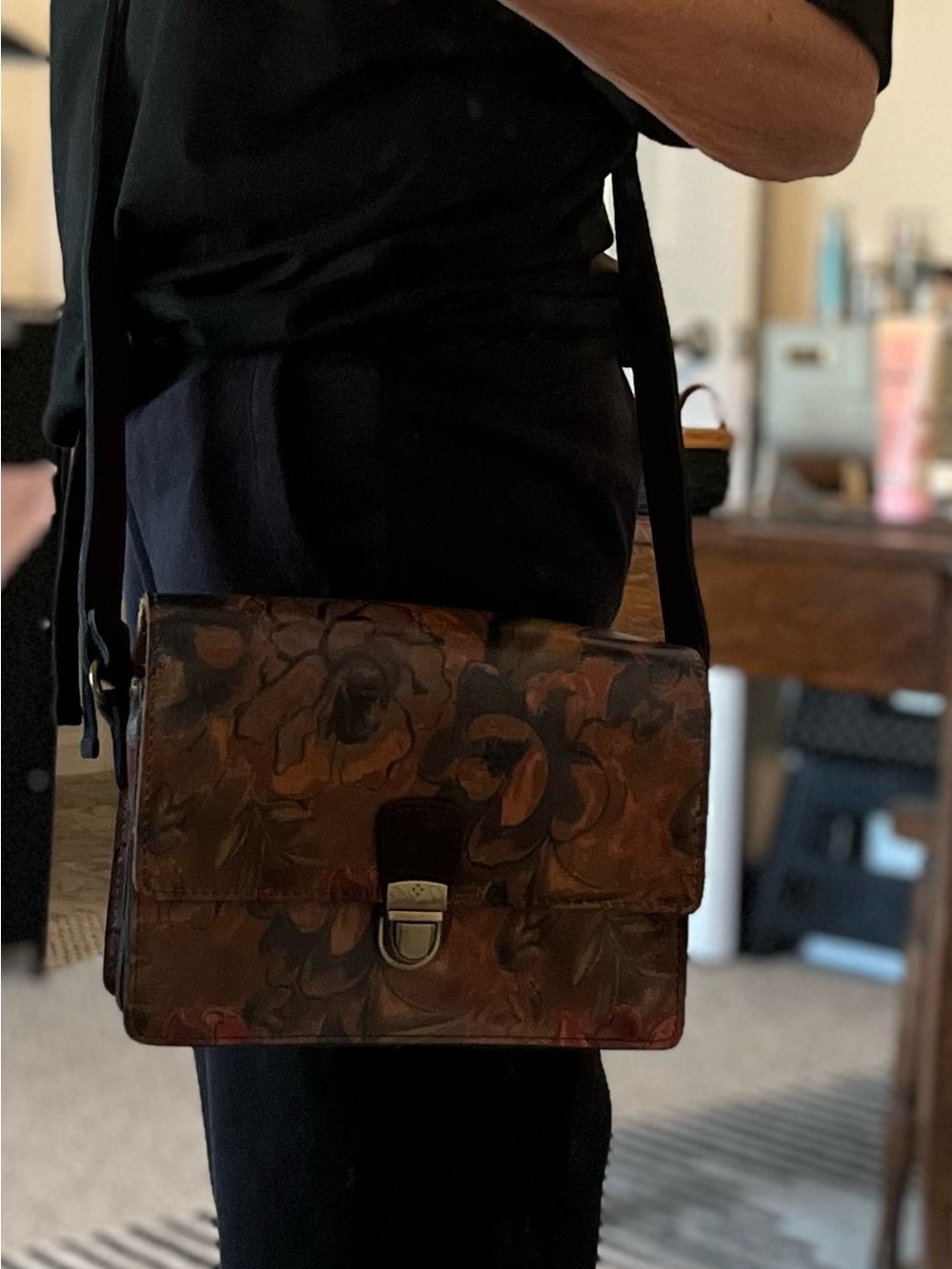 Patricia Nash ~ Like New 
Floral Leather Crossbody Bag in Brown and Burgundy - Picture 11 of 13